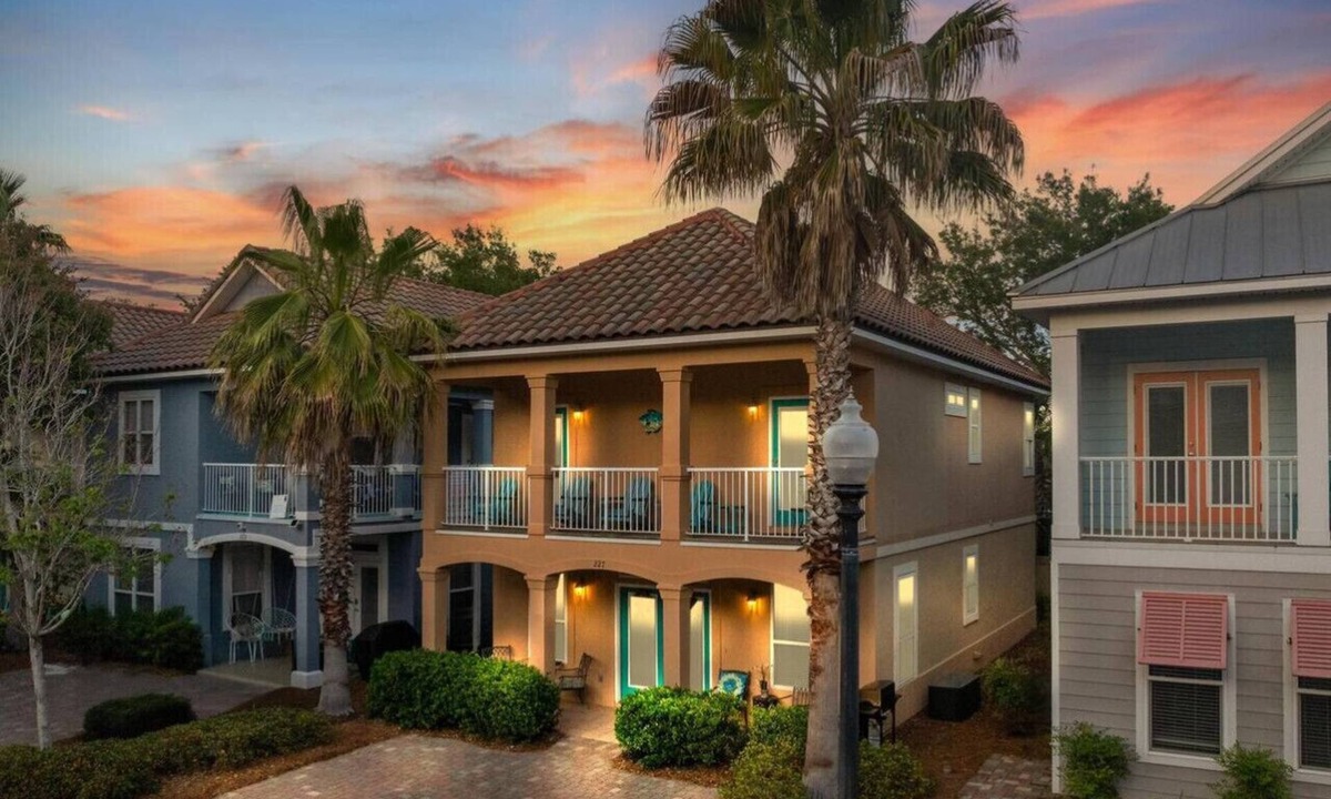 Villages of Crystal Beach House | So Stinkin Cute · Lagoon Pool & Hot Tub, Pac-Man & Beach Paradise