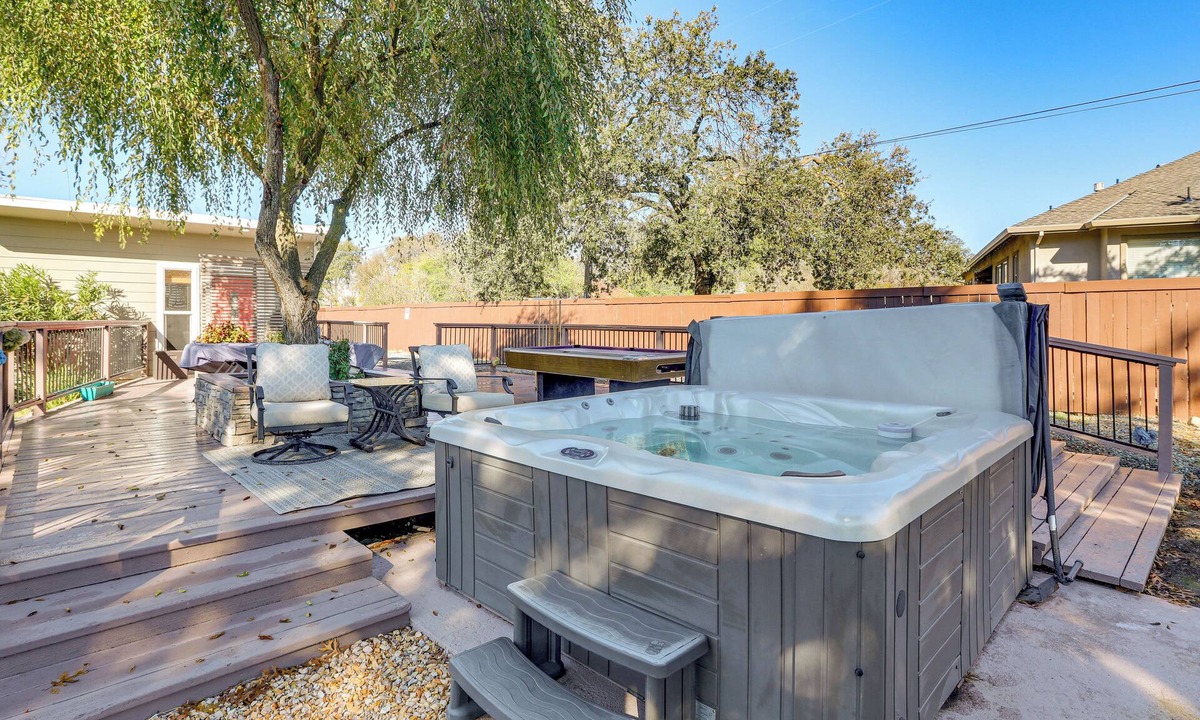 Rio Linda Apartment | Solo Escape w/Hot Tub! 10 Mi to Dtwn Sacramento