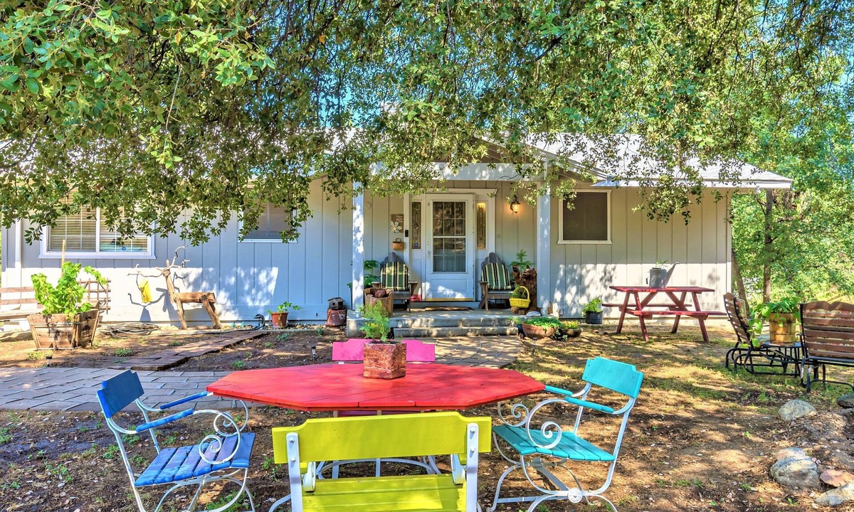 Oakhurst House | Spacious- 11 min to Yosemite toll- 13 guests- 7+ beds, pet- game room- 2000 Ft