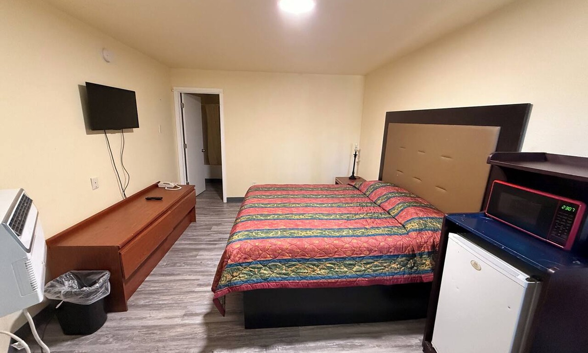 Gresham Apartment | Spacious 3-bedroom apartment with AC near Portland