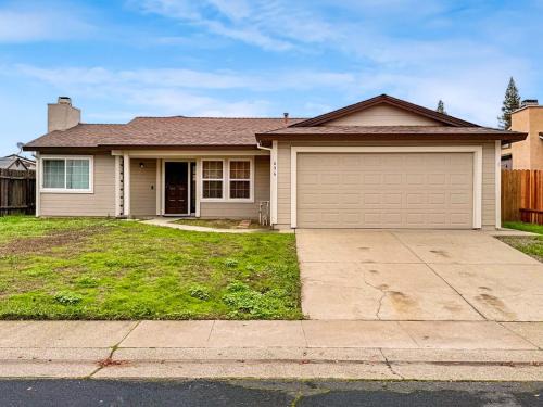 Roseville Ski Chalet | Spacious 4BR Family Home Free Parking, Fast WiFi, Near Galleria & Fountains