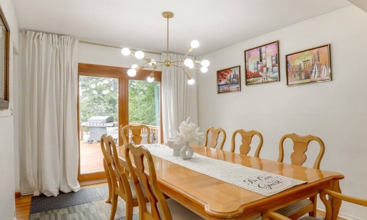 Somerset House | Spacious 5-bedroom house with huge backyard to host your next wedding/event