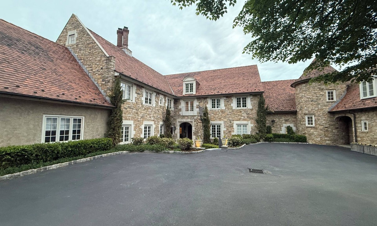 Radnor House | Spacious 7-bedroom estate on 10+ acres in lovely Villanova with pool and jacuzzi