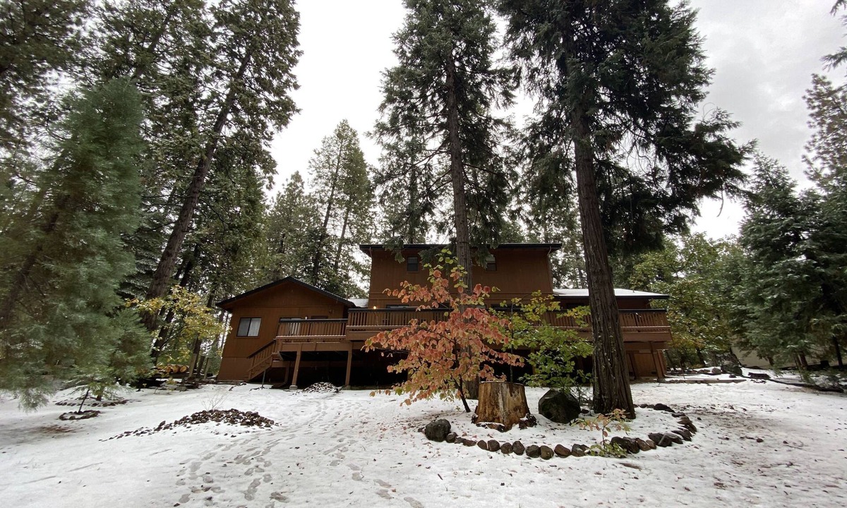 Glencoe Cabin | Spacious cabin with AC, private lake, hot tub, movie room