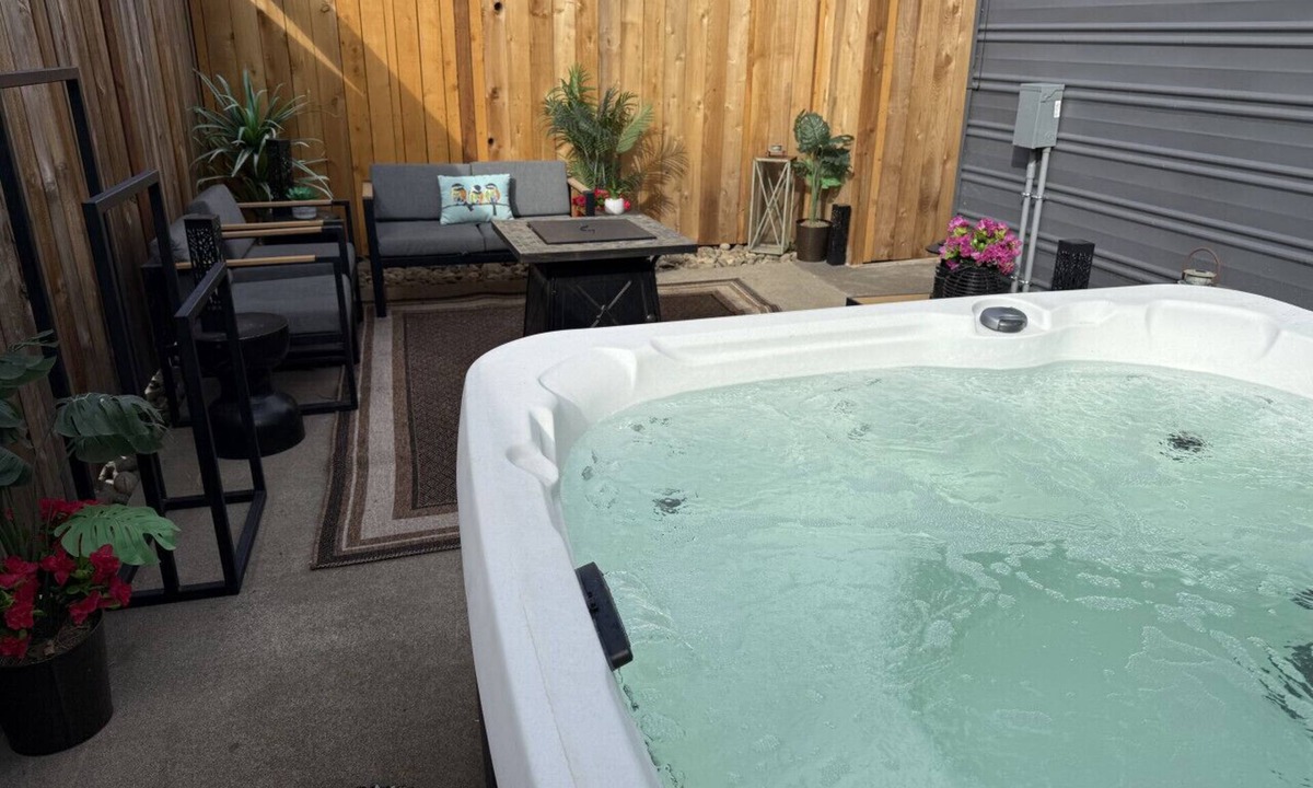 Central Point House | Spacious Cottage -Hot Tub, Patio, Fire Table, WIFI