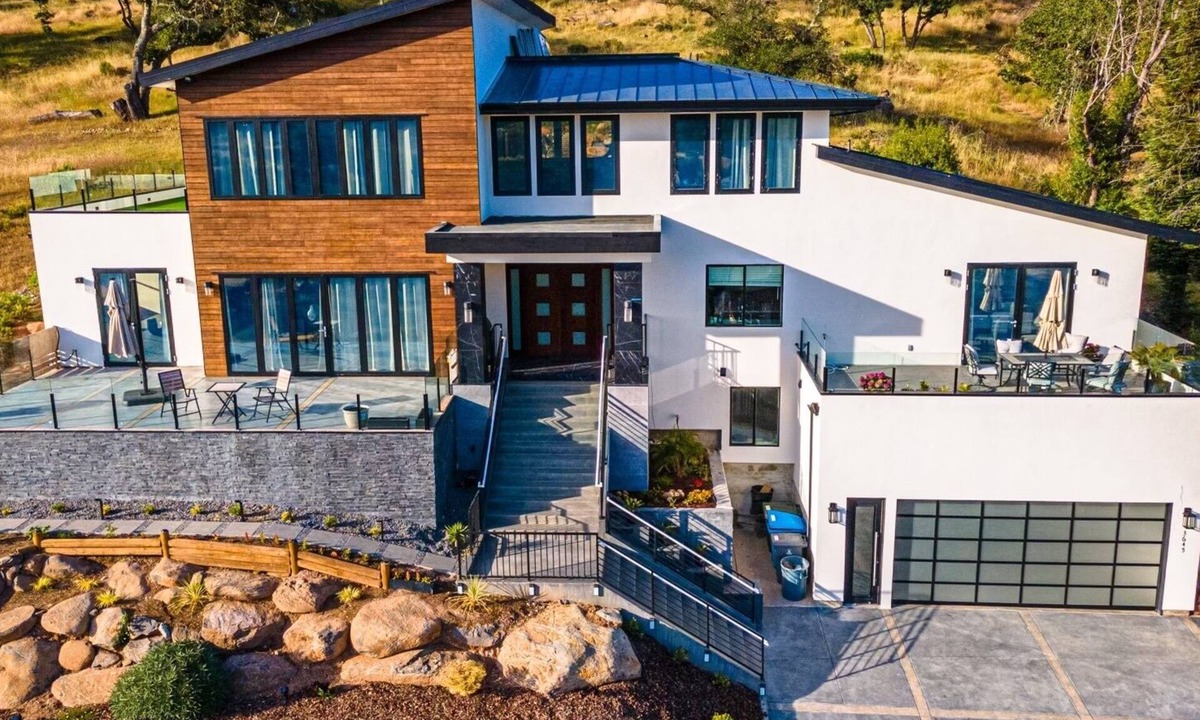 Santa Rosa House | Spacious Modern House with Views in Heart of Sonoma Wine Country