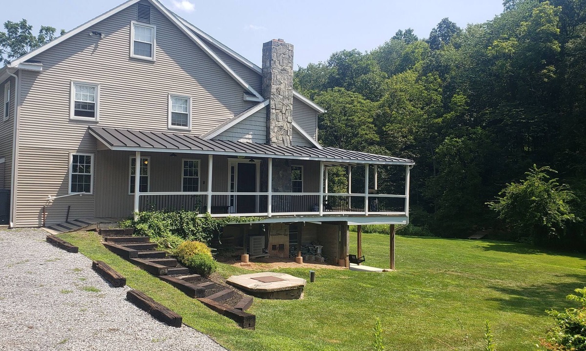 Saxton House | Spacious! Recent Remodel! 6 Min. to Raystown Lake! Linens&Towels provided!