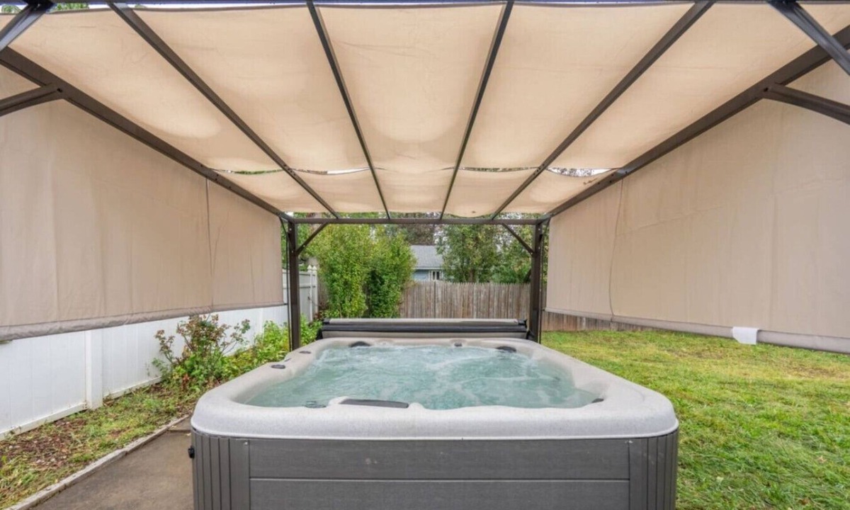 Linden House | Spring Getaway Hot Tub, HDTV, Game Room & Parking