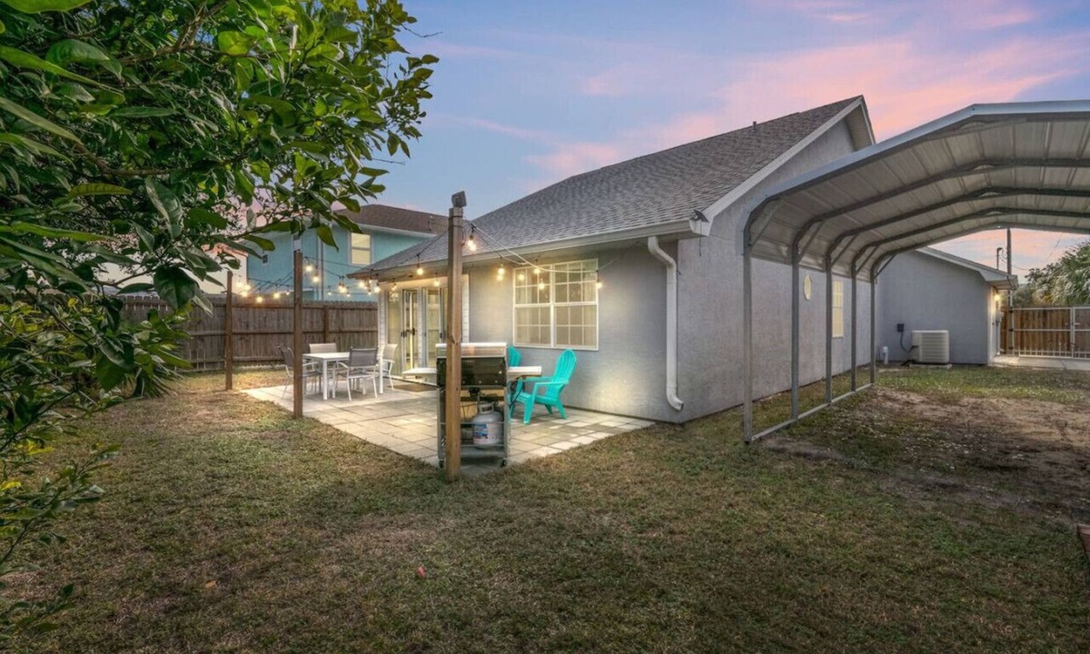 El Centro Beach House | Starfish Beach House ~ Pet-Friendly Coastal Cottage 2 Blocks to Beach with Sunroom
