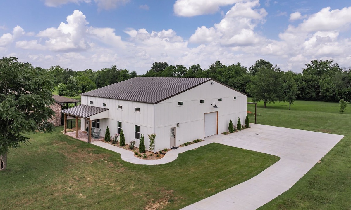 Bentonville House | Stay and Play: Indoor Pickleball and Basketball