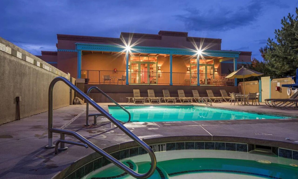Northeast Santa Fe Hotel | Stay in Santa Fe: Historic Plaza, Art, Museums & Botanical Garden Nearby