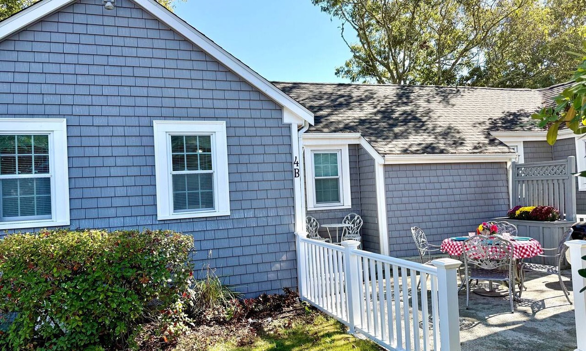 Hyannis Cottage | Steps to Keyes Memorial Beach. Minutes to Downtown Hyannis. Pool. Private patio.