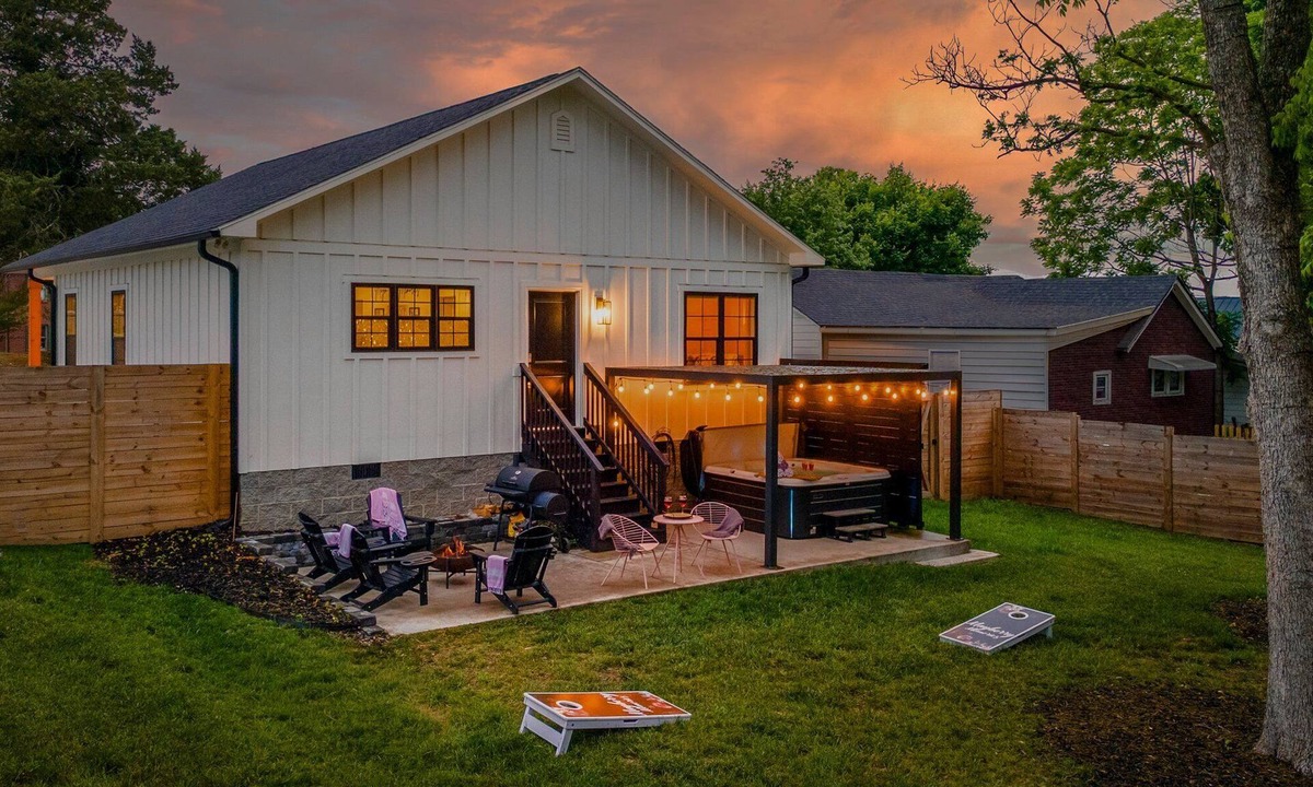 Mount Airy House | Stroll to Main St, Hot Tub, Fenced Yard, Games, FirePit, CornHole, Grill
