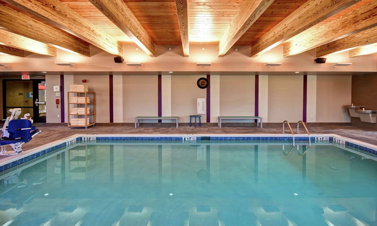 Mechanicsburg Hotel | Studio w/2 Queens Getaway | Kitchenette, Pool & Nearby Dining + Free Breakfast