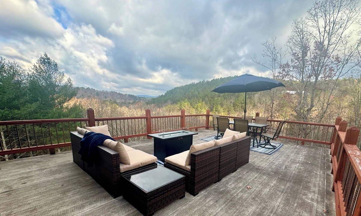 Copperhill Cabin | Stunning Modern Cabin Rooftop Terrace 3 Balcony Levels Game Room River!