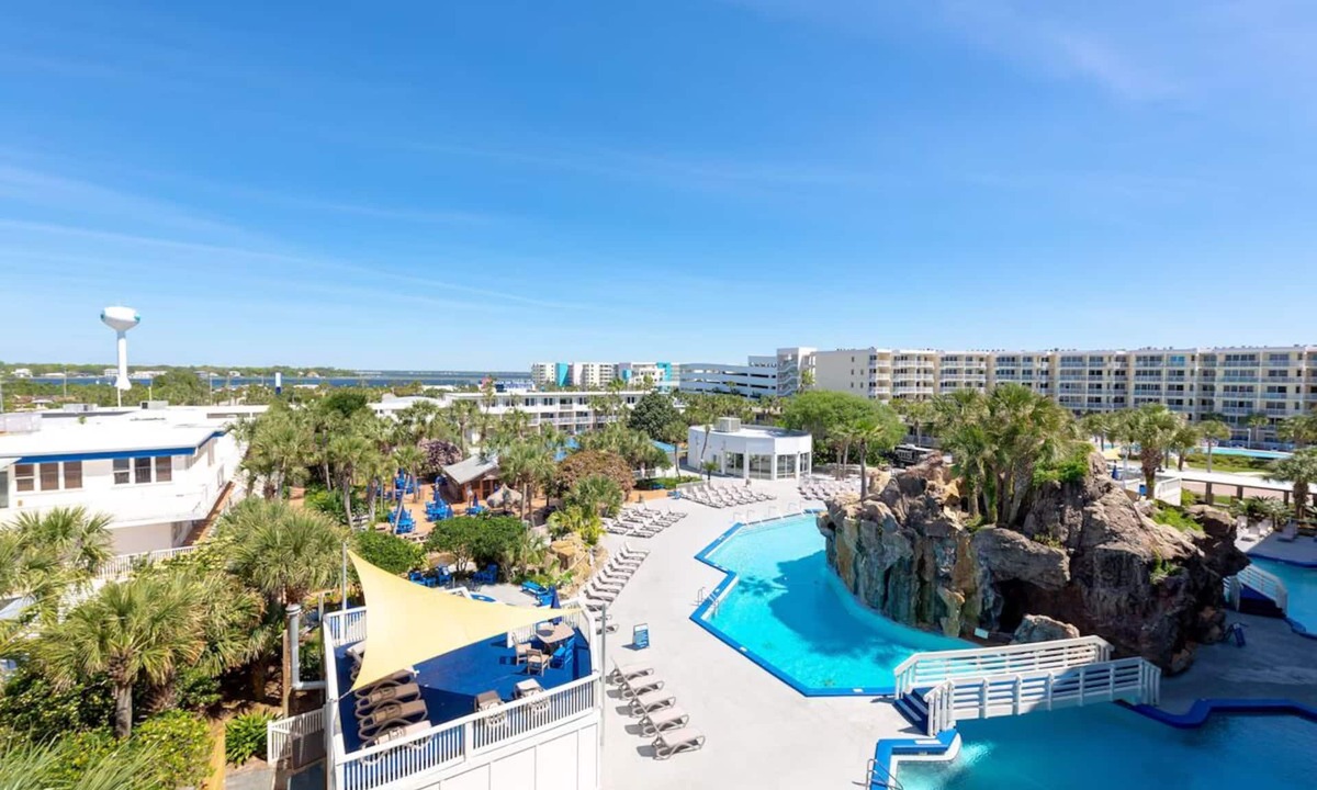 Fort Walton Beach Hotel | Stylish Coastal Room with Swimming Pools Near Island Fun | 2 Units