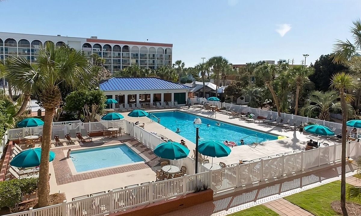 Fort Walton Beach Hotel | Sunset Beach Stay with Swimming Pools Near Island Attractions | 4 Units
