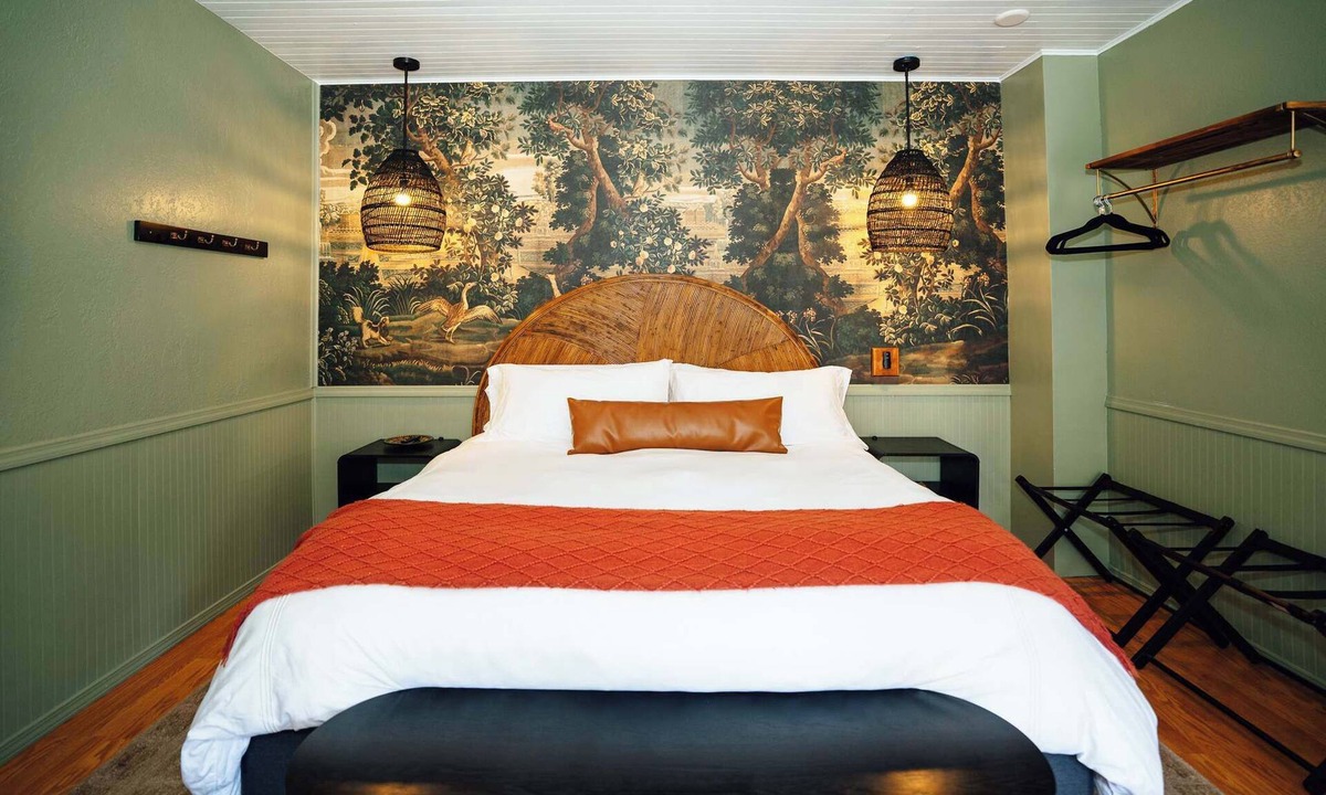 Historic Railroad District House | Swank Boutique Suites | King Suite | DT Ashland