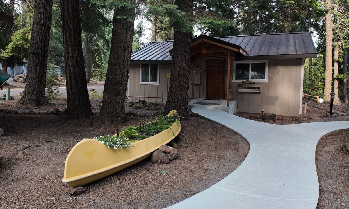 Klamath Falls Cabin | The Cabin on Easy Street. Clean cabin in the woods. Close to Crater Lake!