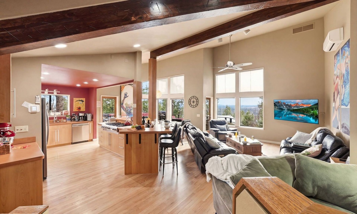 West Hills House | The Executive Lodge up in the West Hills and 2 miles from downtown Bend.