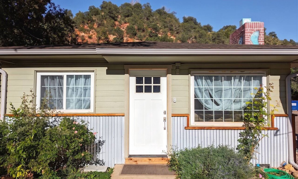Manitou Springs Historic District House | The Garden House, Whole Home in Downtown Manitou Springs