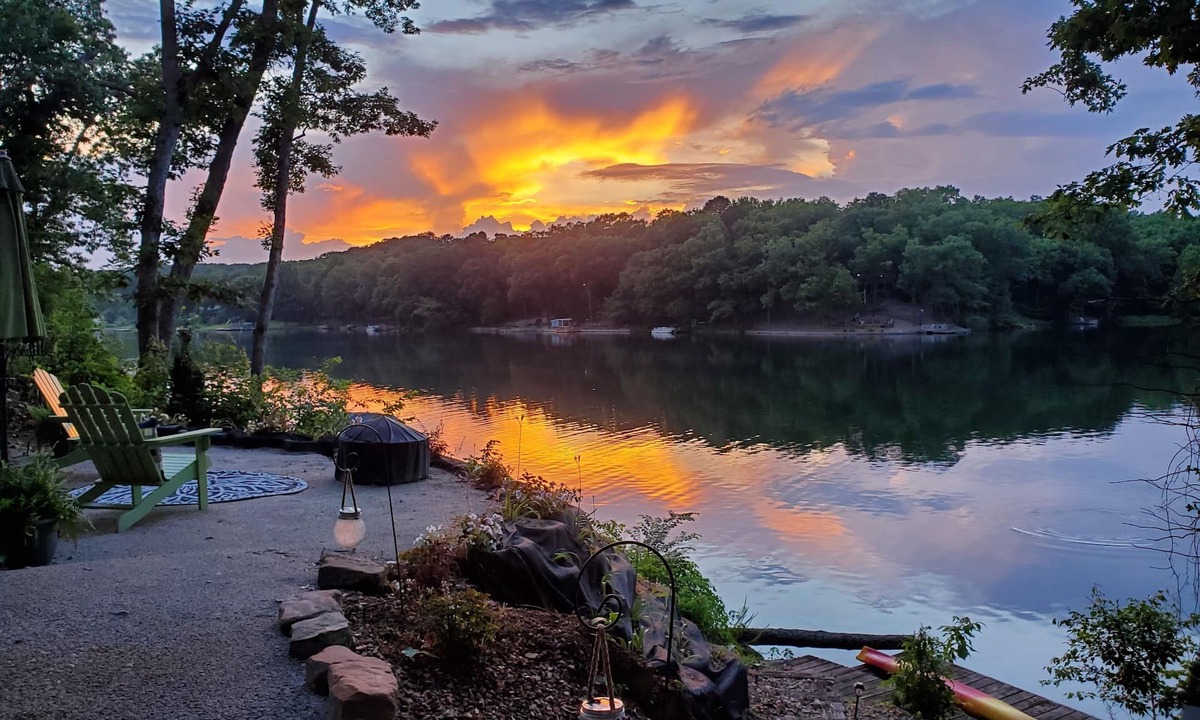 Bella Vista Apartment | The Green Door on Lake Avalon – Private Lakefront Retreat