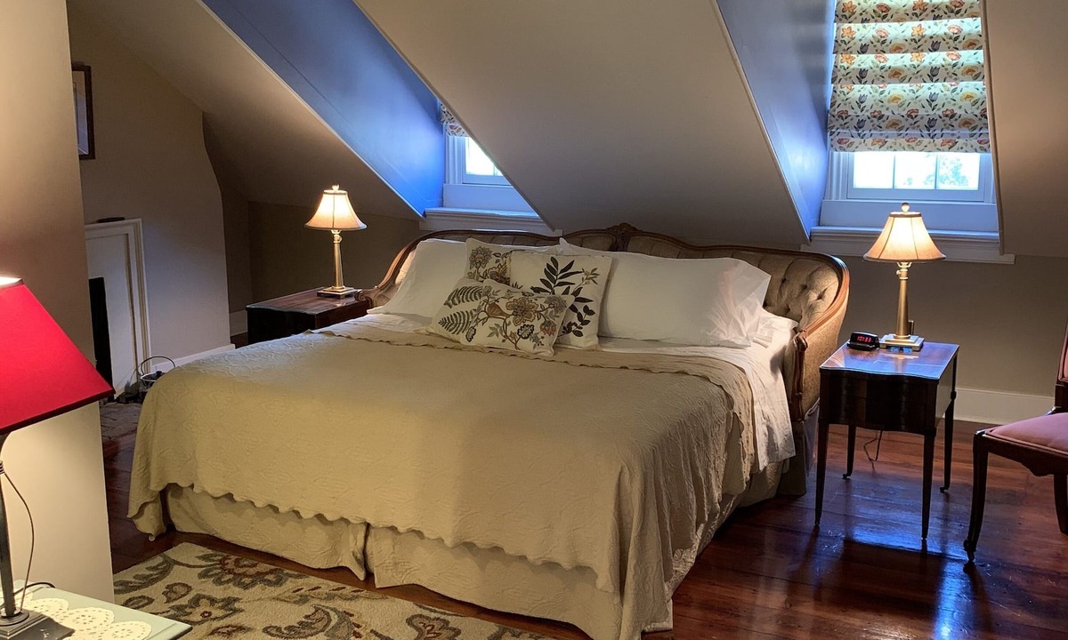 Burlington Bed & Breakfast | The Lily Inn