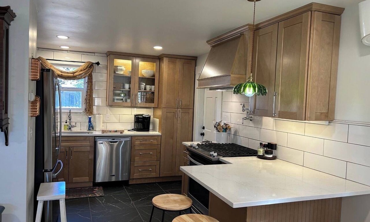 Cottage Grove House | The Little Pearl, Boutique Designer Cottage in Cottage Grove’s Historic District