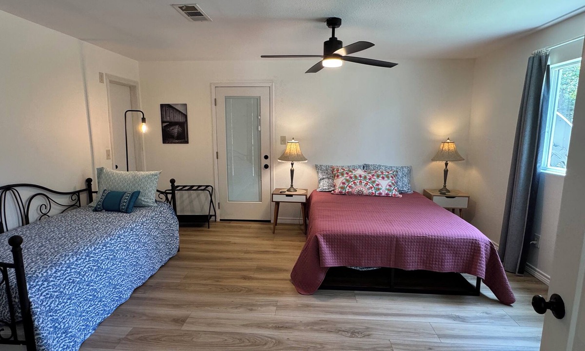 Murchison House | The Oak House with lake view. E. Tx , Tyler,Canton, Athens, areas. Private lake.