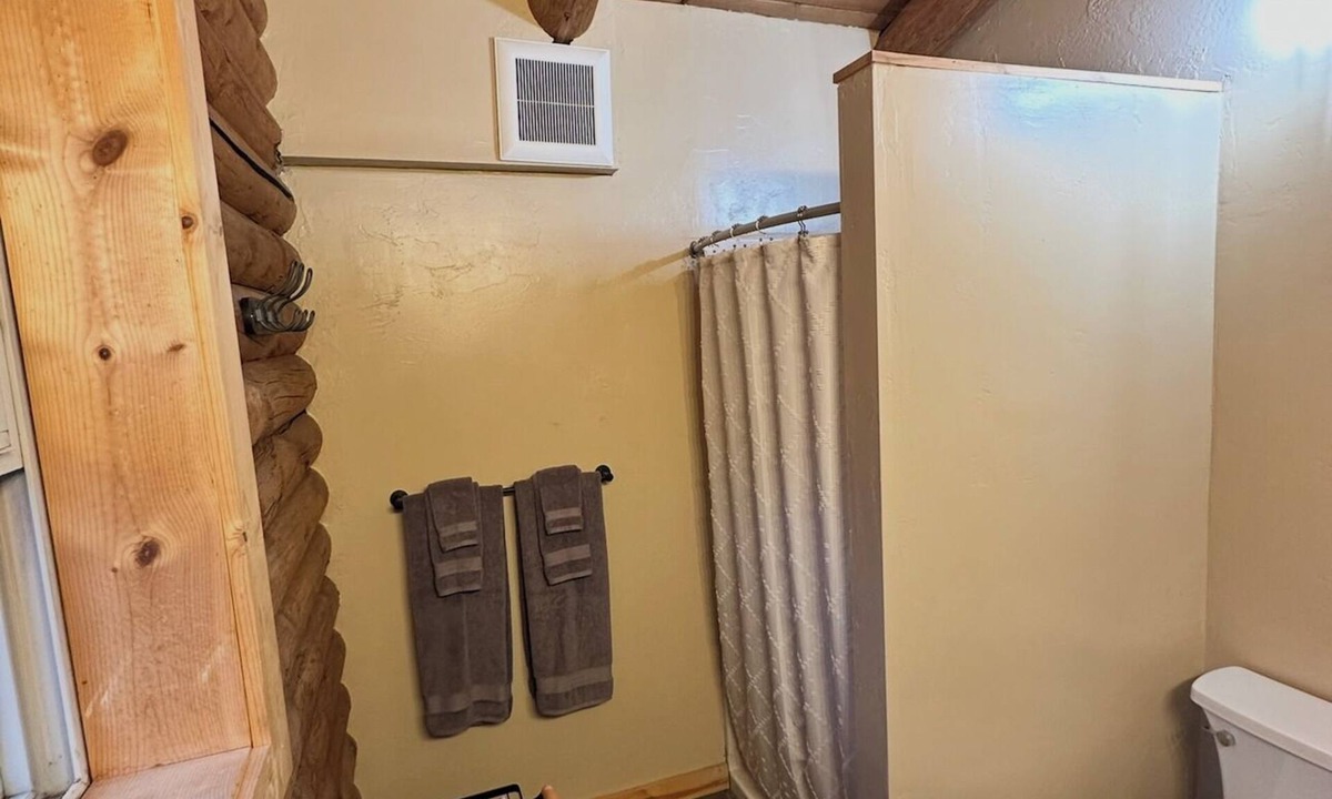 Chiloquin Apartment | The Waterwheel Cabin & Guide Room/Family Retreat