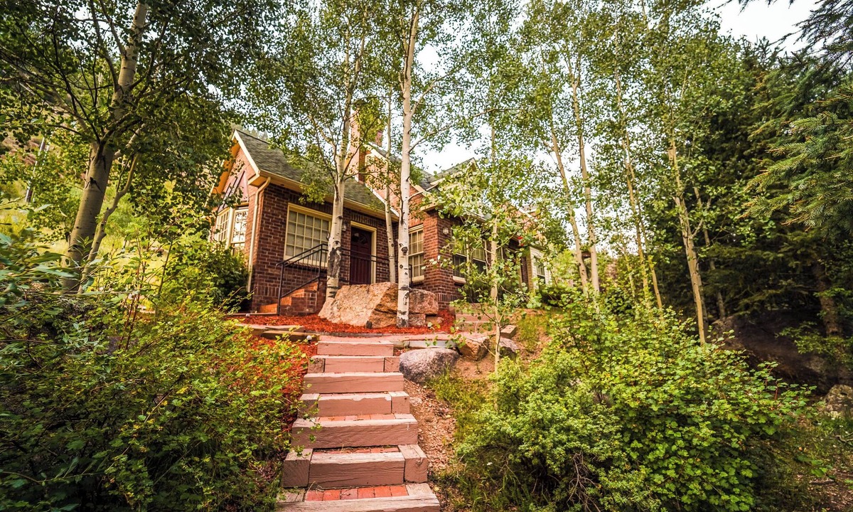 Rainbow Valley Cottage | The Williamsburg Cottage at Valley Glen.your romantic mountain getaway