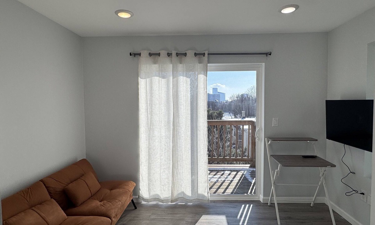 Brewerytown Apartment | Top Balcony at Brewerytown, Philadelphia 1BR/1Bath HVAC,WIF, HDTV W/D IN UNIT