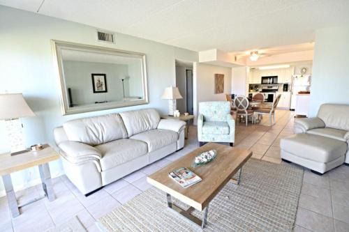 Crescent Beach House | Tradewinds 61