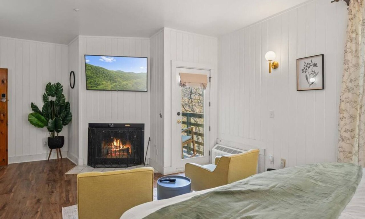 Townsend Hotel | Tranquil Corner - Romantic King Studio Near Trails With Views And Breakfast