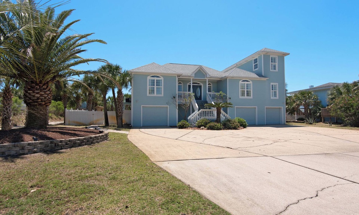 Toilla Segunda House | Tranquility 🌴 Huge Pool, Game Room, Sleeps 32, Pet-Friendly, Steps to Beach!