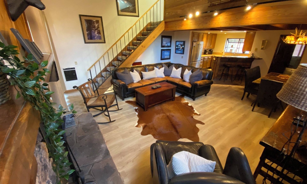 Mammoth Lakes House | Two master bedrooms! Near Eagle Lodge, ice rink, sledding, M.C. Park, and golf.