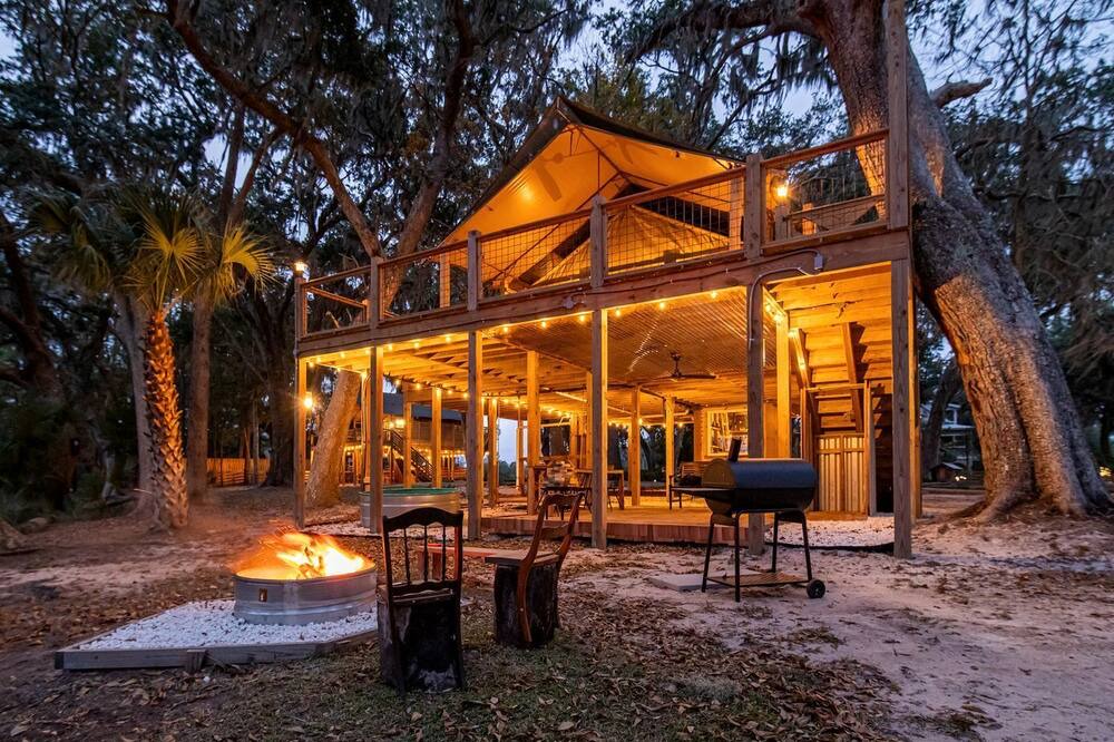 Crescent Cabin | Unique Marshfront Treehouse Stay with Heated Soaking Tub & Adventure-Inspired Escape in Townsend, Georgia