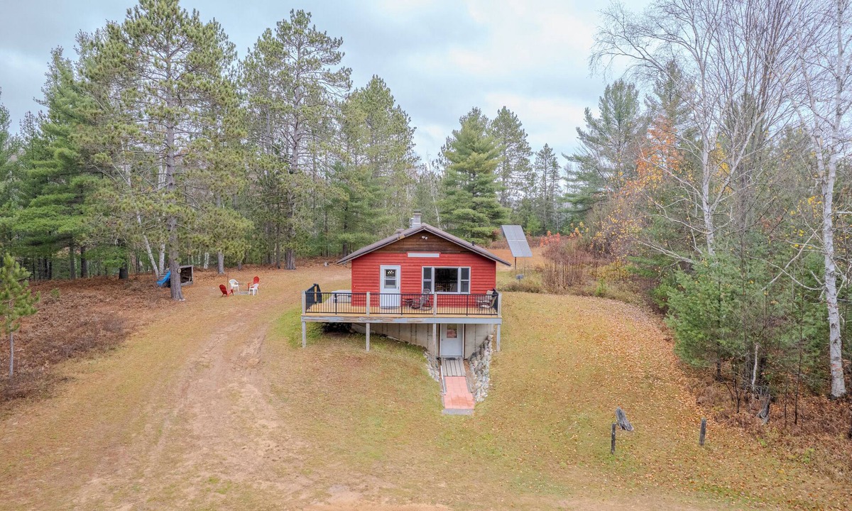 Crystal Falls House | UP Lakeside Lodge- Summer Lakefront Fun – Rowboats, Paddleboats & Swim!