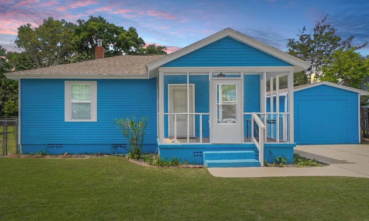 Navy Point House | Very Berry! + Pensacola + Pet Friendly!