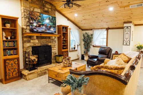 Dahlonega House | Villa Serena Tuscan Theme home with a HIDDEN lounge, fire pit, lawn games, creek
