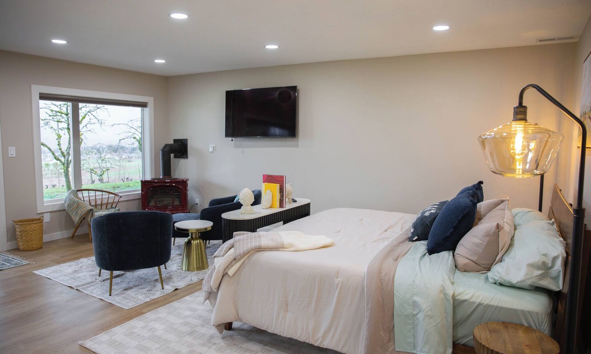 West Salem Apartment | Vineyard 1 bedroom apartment in West Salem - Gorgeous Views.