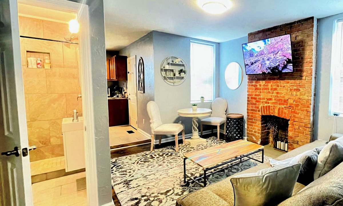 East Allegheny Apartment | WALK to PNC Park, Children's Museum, Steps from AGH + Free Park, 1 BR, Sleeps 4