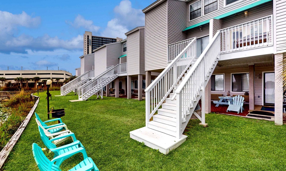 El Centro Beach Condo | Waterfront Townhome w/Shared Pool, Central AC, Free WiFi - Snowbird-Friendly