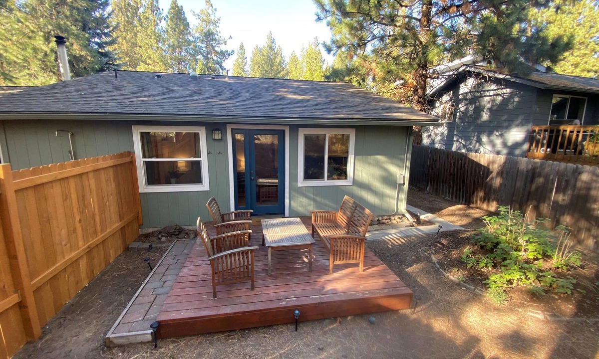 Century West Apartment | West side cozy studio with private yard