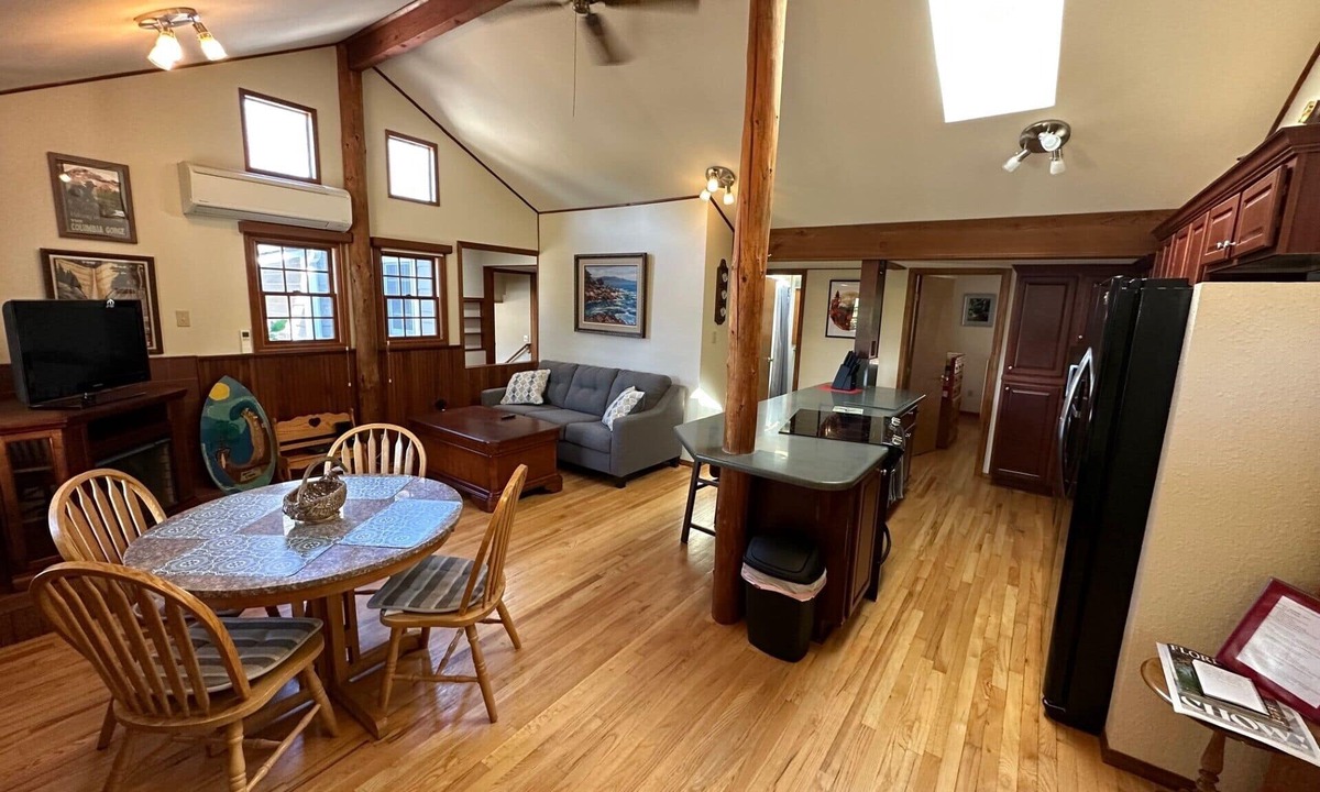 Florence House | Wonderfully located near Bay Street and all the wonderful restaurants. Sauna!