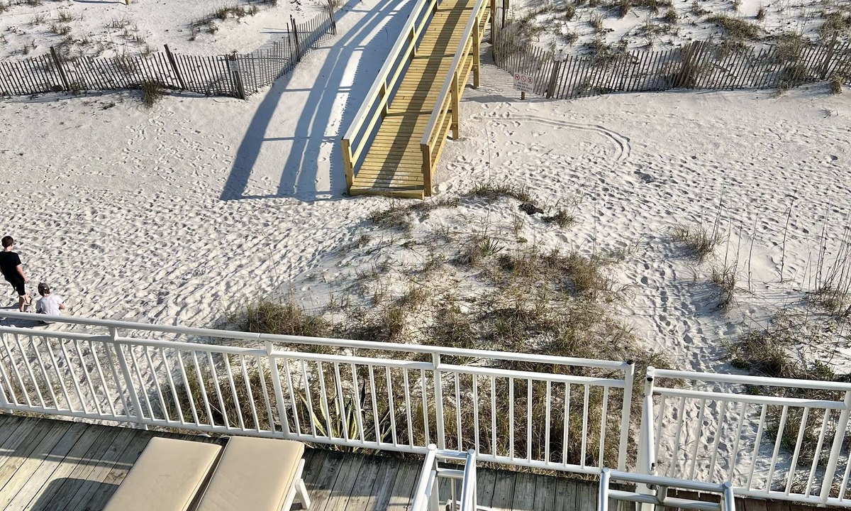 White Sands House | WOW Closest to the Gulf Luxury 4 Bed,3Bath 3 Decks Sleeps 14 2500 SF