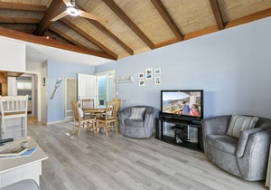 318CL Upper: Spacious Avalon Home, Cathedral Ceilings, Ample Balcony, Mtn Views in Avalon