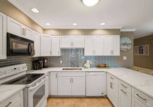 Gulf-Front Condo w/Pool & Beach Chair Access