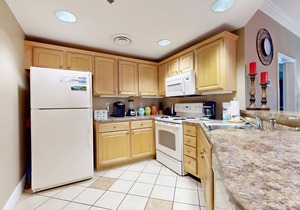 Luxury downtown condo w/free attraction tickets, jetted tub, & fireplace