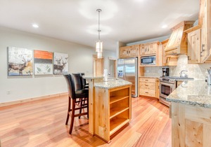 Mountain condo w/gas fireplace, shared pool, hot tub, sauna & easy ski access
